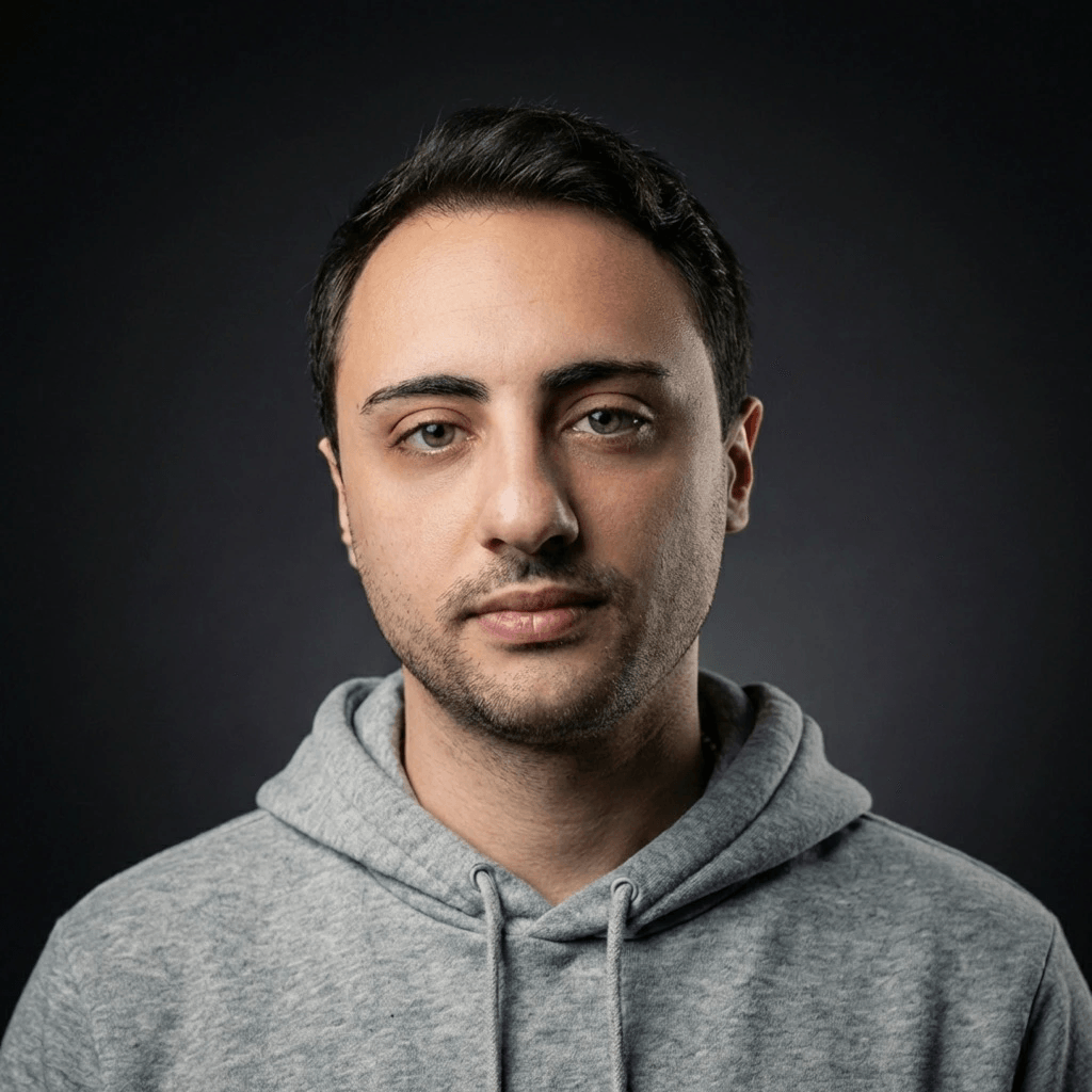 Retrato en blanco y negro de Roberto Ríos, desarrollador full-stack especializado en Next.js, Supabase y flujos asistidos por IA.